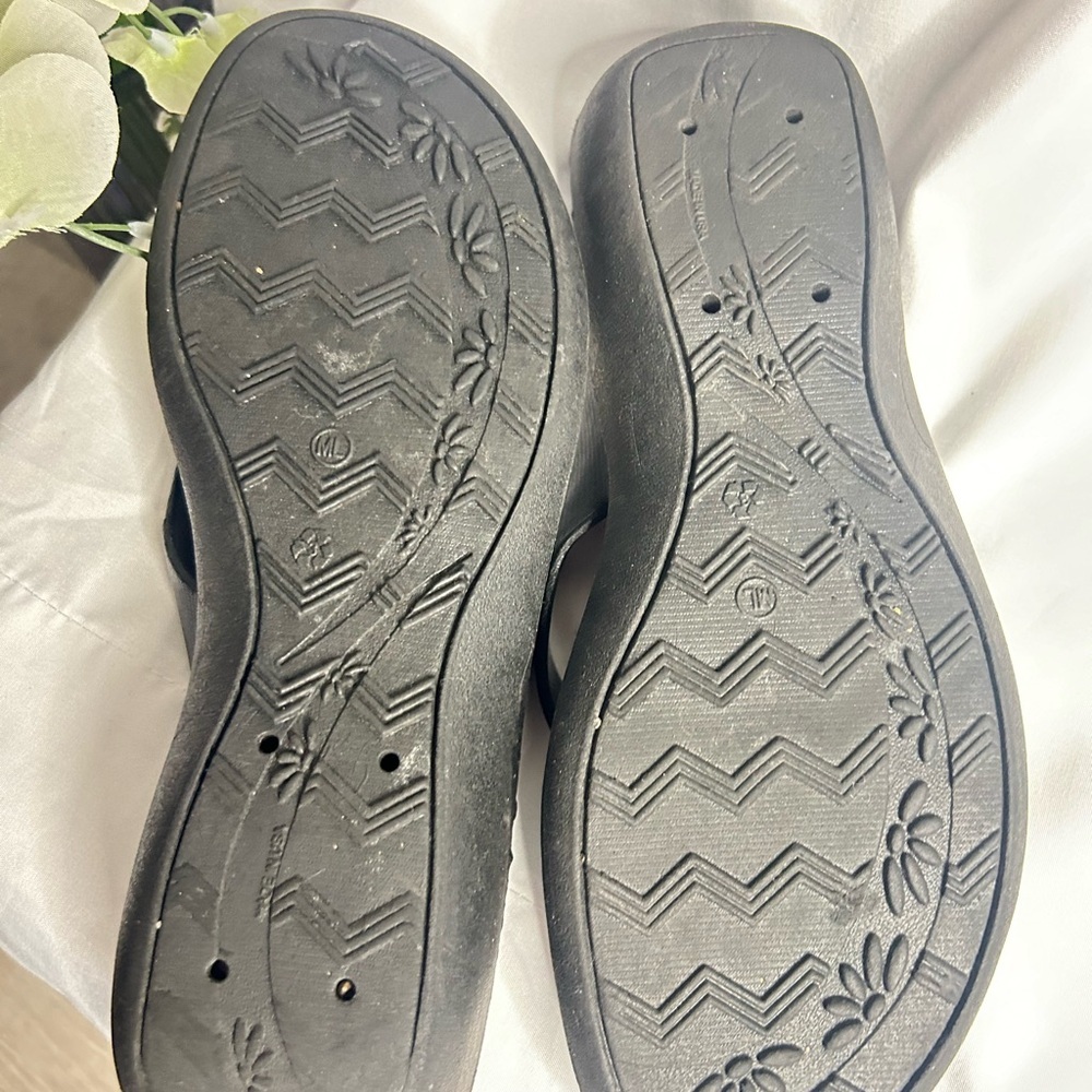 Okabashi Black Sandals with Cushioned Strap and Contoured Footbed - Picture 5 of 7